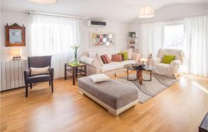 una sala de estar con un sofá y una mesa en Lovely Apartment In Sveti Vid Miholjice, en Sveti Vid-Miholjice