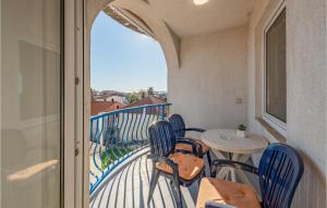 balkon z krzesłami, stołem i oknem w obiekcie 1 Bedroom Cozy Apartment In Pakostane w Pakoštane
