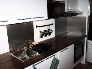 a kitchen with a sink and a counter top at Résidence Eskival - ESKIVAL APPARTEMENT 35M² 4 PERS CENTRE STATION ACCES DIRECT SUR LES PISTES MAE-7721 in Val Thorens