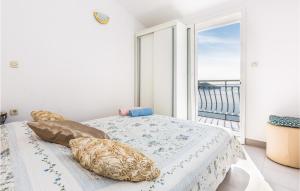 a bedroom with a bed with a view of the ocean at Holiday Home Strada Bb Iii in Igrane