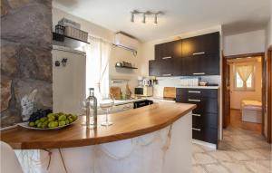 una cucina con bancone e ciotola di frutta di Amazing Apartment In Dobropoljana a Dobropoljana