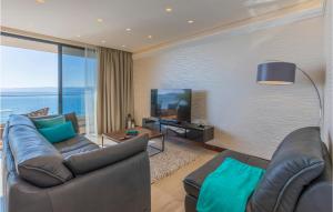 ツリクヴェニツァにあるBeautiful Apartment In Crikvenicaのソファとテレビのあるリビングルーム