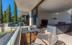 ツリクヴェニツァにあるBeautiful Apartment In Crikvenicaの家のバルコニー(テーブル、椅子付) +25枚の写真