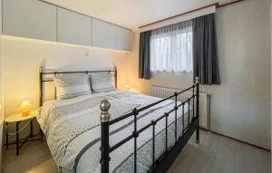 a bedroom with a bed and a window at Nice StaCaravan In Reutum With Wifi in Reutum