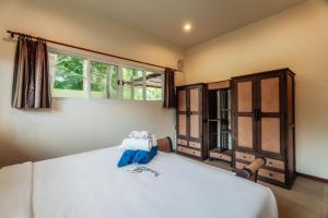 een slaapkamer met twee bedden en een raam bij Chaba Pool Villa in Nai Harn Beach +43 foto's