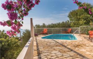 Bazén v ubytování Three-Bedroom Apartment In Podaca nebo v jeho okolí