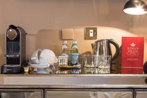 貝弗利的住宿－The King's Head，一个带玻璃杯和瓶子的台面