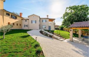 Vonkajšia záhrada v ubytovaní Beautiful Home In Tinjan With Jacuzzi