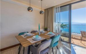 ツリクヴェニツァにあるBeautiful Apartment In Crikvenicaのダイニングルーム(テーブル付)が備わり、海の景色を望めます。