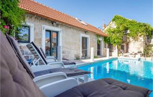 Hồ bơi trong/gần Gorgeous Home In Sinj