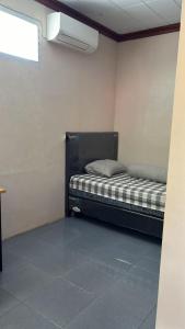 Postel nebo postele na pokoji v ubytování Kasuari Homestay by Ipoeng RB&B