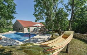 Bazén v ubytování Holiday Home Hrvace With Fireplace Xiii nebo v jeho okolí