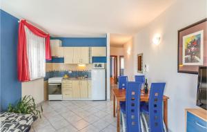 Kuchyňa alebo kuchynka v ubytovaní Two-Bedroom Apartment In Makarska