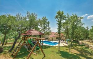 Bazén v ubytování Holiday Home Hrvace With Fireplace Xiii nebo v jeho okolí