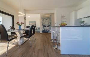 une cuisine et une salle à manger avec une table et des chaises dans l'établissement Stunning Home In Matulji, à Matulji