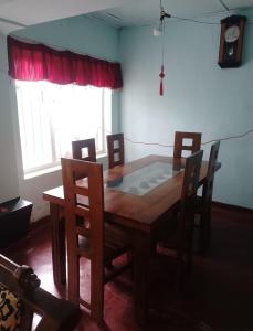 奥希亚Ohiya View Resort的配有木桌椅的餐厅