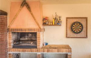 A kitchen or kitchenette at Beautiful Home In Sant Miquel Daro