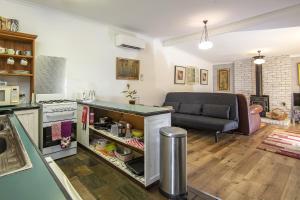 O bucătărie sau chicinetă la Bidwell Cottage