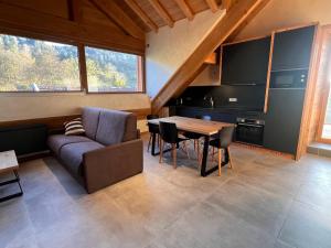 Posezení v ubytování Gite Roche Des Ducs avec Piscine toute l'année, Spa, Sauna, Hammam