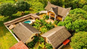 圣胡安Wilcon Guesthouse Catulayan的享有带游泳池的大房子的空中景致