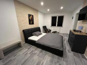 a bedroom with a bed and a desk and chair at Ferienwohnungen im Zentrum in Waltershausen