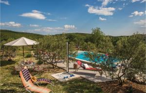 Bazén v ubytování Three-Bedroom Holiday Home In Labin nebo v jeho okolí