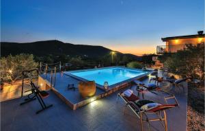 Bazén v ubytovaní Three-Bedroom Holiday Home In Labin alebo v jeho blízkosti
