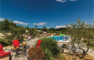 Bazén v ubytování Three-Bedroom Holiday Home In Labin nebo v jeho okolí