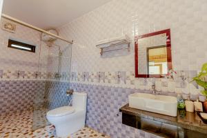 a bathroom with a toilet and a sink at Tam Coc Green Garden Bungalow in Ninh Binh +39 photos