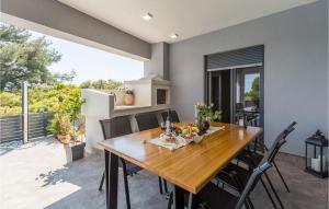 Un comedor con mesa y sillas de madera. en 3 Bedroom Cozy Home In Pula, en Pula 49 fotos más