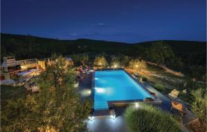 Bazén v ubytovaní Three-Bedroom Holiday Home In Labin alebo v jeho blízkosti