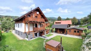 テルホヴァーにあるApartmánový Dom Terchováの庭のある家の航空写真