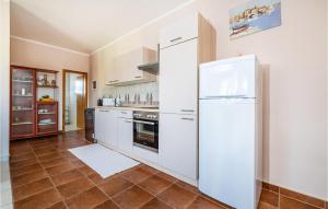 Kuchyňa alebo kuchynka v ubytovaní 1 Bedroom Nice Apartment In Razanac