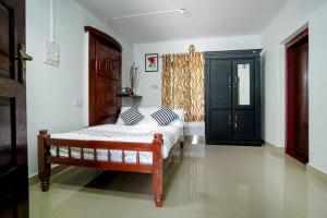 Postel nebo postele na pokoji v ubytování Wayanad Palm Grove Retreat G Floor