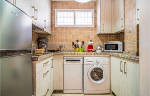 Η κουζίνα ή μικρή κουζίνα στο Nice Apartment In Almuñécar With Wifi