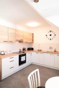 Kuchyň nebo kuchyňský kout v ubytování APARTMÁN U ZOUBKU