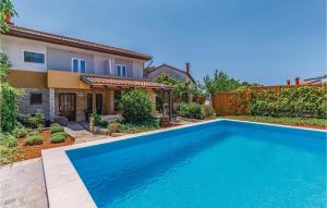 una piscina nel cortile di una casa di Amazing Home In Pavicini With Wifi a Pavicini
