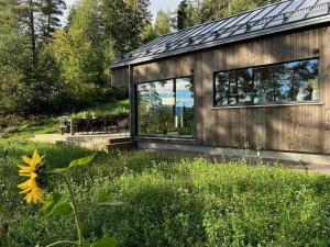 GjesvalTyristua的院子里有一栋带大窗户的木屋。