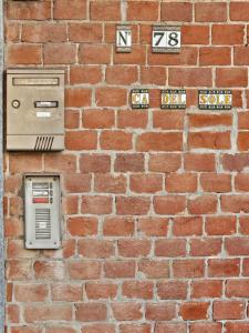 a brick wall with a pay phone on it at Ca' del Sole in Calliano