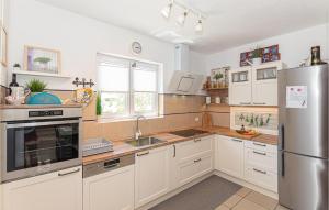 Η κουζίνα ή μικρή κουζίνα στο Nice Home In Primosten With Wifi