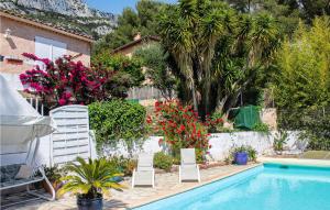ラ・ヴァレット・デュ・ヴァールにあるNice Apartment In La Valette Du Varの芝生の椅子2脚と花が備わるスイミングプール