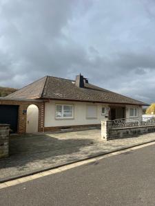 ein Haus mit einer Garage und einer Auffahrt in der Unterkunft janu-homes - 3 Zimmer Apartment - 7 Betten, Lahnblick vom Rheinberg in Runkel