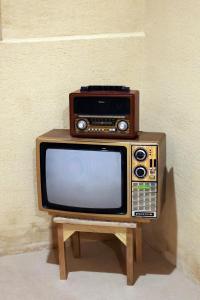 TV a/nebo společenská místnost v ubytování Bait Almuallem By Nomad