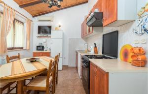 Kuchyň nebo kuchyňský kout v ubytování Holiday Home Fazana 22