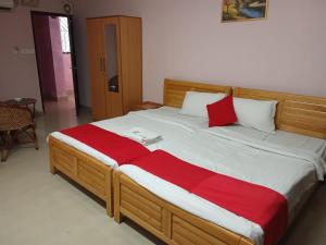 Hotel Tri-Star Regency客房内的一张或多张床位