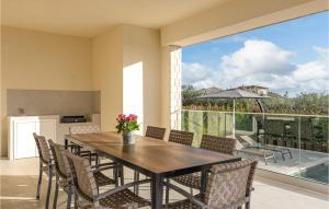 une salle à manger avec une table et des chaises dans l'établissement Beautiful Home In Vabriga, à Vabriga