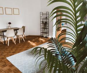 a dining room with a table and chairs and a plant at LEON Sleep&Stay in Kassel