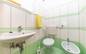 Kúpeľňa v ubytovaní Two-Bedroom Apartment In Trogir