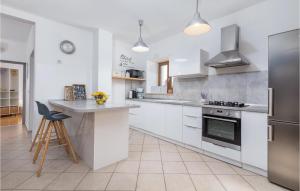 Η κουζίνα ή μικρή κουζίνα στο Two-Bedroom Holiday Home In Svetvincenat