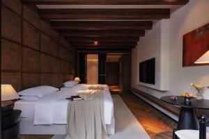 桂林Rong Unique Hotel-Banyan Lake Scenery的有两张床和一台电视的酒店房间